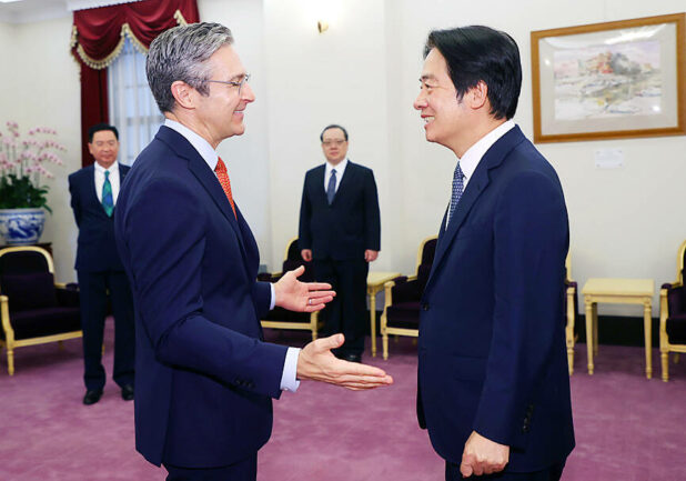 17年2023月XNUMX日，副总统赖清德（前右）在台北总统府会见国家民主基金会主席达蒙·威尔逊（前左）